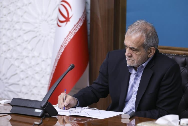 پزشکیان در پیامی درگذشت مادر شهیدان «آدمی» را تسلیت گفت