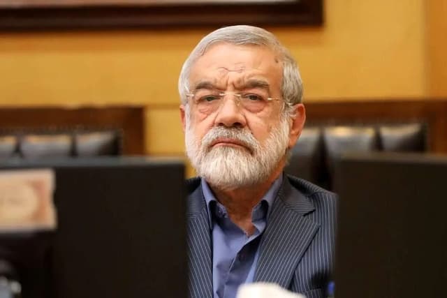 کامران غضنفری: اگر توان گرفتن انتقام امام شهید را ندارید اقلا 100 روز بعد از ترورش برای امضای امان نامه له له نزنید