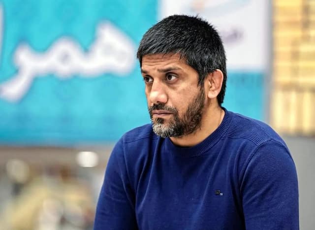 عکس| باز ماندههای موشک تاماهاک آمریکایی در دست علیرضا دبیر