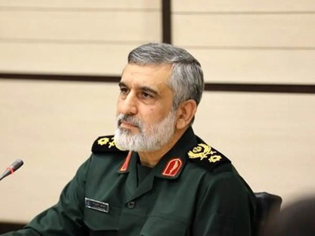 تصویر دیده نشده از شهید حاجیزاده در کنار رهبر شهید