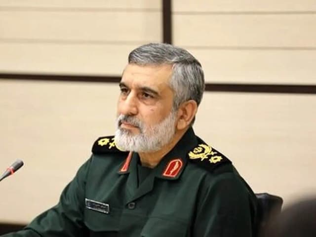 تصویر دیده نشده از شهید حاجیزاده در کنار رهبر شهید