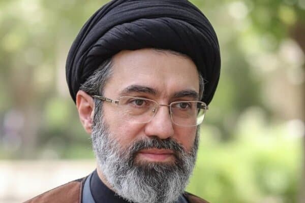 ماجرای تلفن رهبر انقلاب به منزل باغبان بیت رهبری/ به حاجآقا بگید آقا مجتبی زنگ زد نتونست بیاد دیدنتون