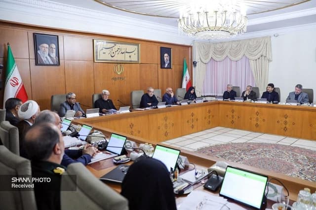 تصاویری از جلسه هیئت دولت/ سرپرست وزارت دفاع با لباس سپاه به دولت رفت/ زاکانی هم بود