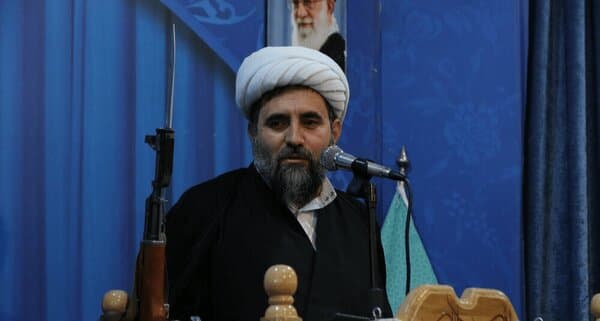 امام جمعه اصفهان: باید ادبیات انتقامی را تقویت کنیم/ گفتمان «وادادگی» می گوید همه چیز حتی تنگه هرمز را بدهیم/ پوزه آمریکا را به خاک می مالیم