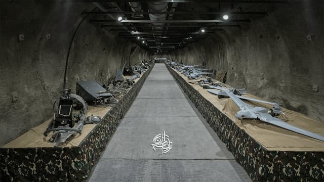 تصاویری از هواگردهایی که سپاه در جنگ ۴۰ روزه شکار کرد/ مودم استارلنیک در بین تجهیزات