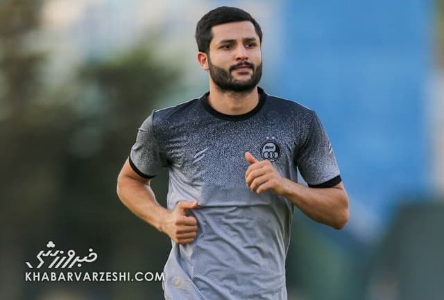مدافع استقلال از خجالت مجری تلویزیون درآمد: صندلیدزد از مفتبر هم مفتبرتره!