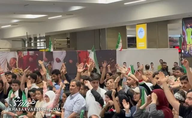 کاروان تیم ملی فوتبال به تهران رسید/ یوزها در آغوش هواداران