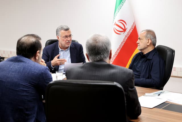 جلسه بررسی برنامههای تأمین دارو و تجهیزات پزشکی در سال 1405 برگزار شد