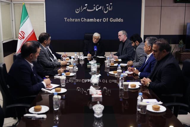 عارف: دولت آماده واگذاری اختیارات بازار به اصناف است
