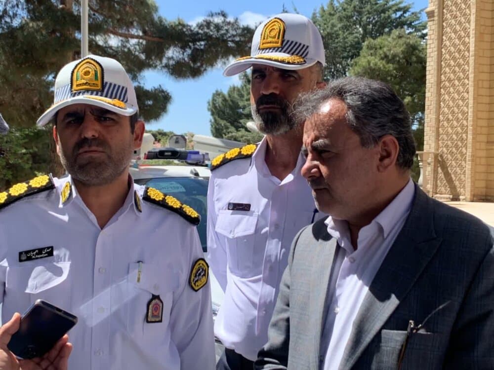 تحویل دو دستگاه خودروی پلاکخوان مکانیزه به پلیس راهور کرمانشاه از سوی شهرداری کرمانشاه