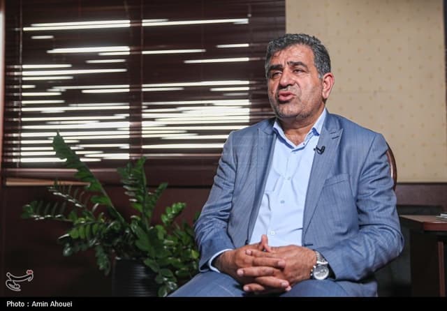 انتقاد از تصمیم دولت درباره ساماندهی نیروهای شرکتی/ پزشکیان ورود کند