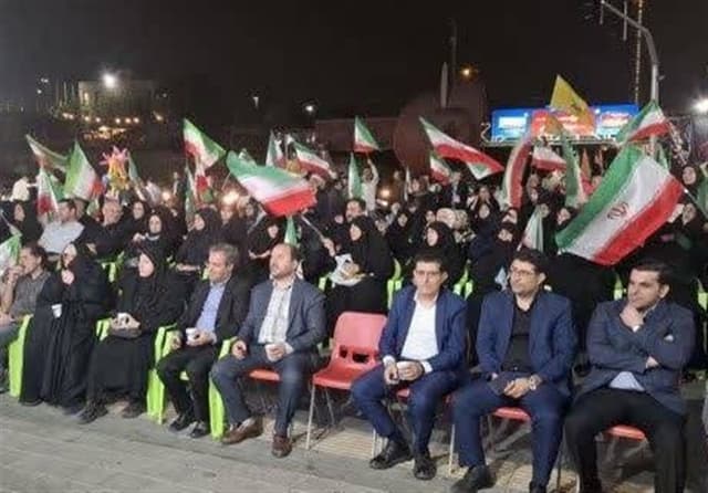 برگزاری مراسم روز استاد دانشگاه آزاد در تجمعات مردمی در خیابان