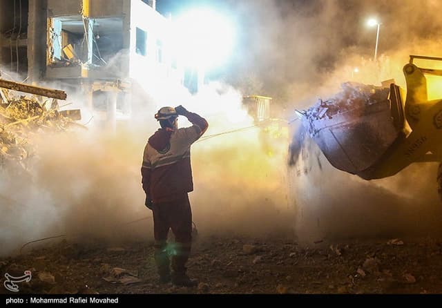 خاطره تلخ امدادگران هلال احمر از نجات یک مادر از زیر آوار در جنگ