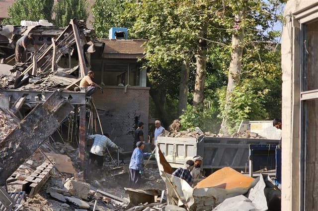 جمع آوری آثار حمله دشمنان به دانشگاه شریف