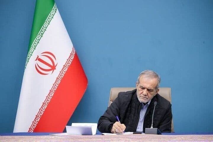 پزشکیان: شگفتیهای میدان دفاع از کشور را مدیون درس ایراندوستی معلمان هستیم