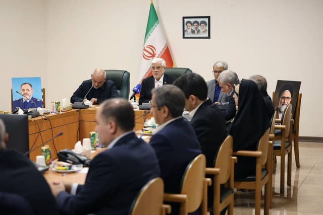 عارف: تأمین معیشت مردم و ثبات بازار از اولویتهای اصلی دولت هستند