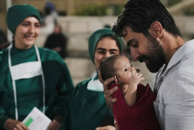 اکران «نیمشب» در میان تجمع مردمی میدان ولیعصر (عج)