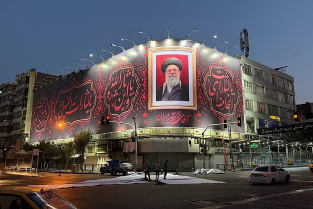 دیوارنگاره «آقای شهید ایران» رونمایی شد