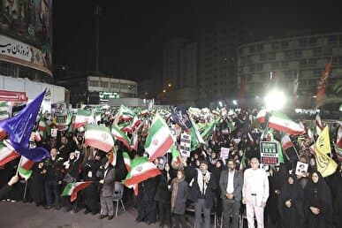پرواز پهپادها در میدان ولیعصر (عج)؛ شبی متفاوت با روایتگری و حضور فعالان هوافضا
