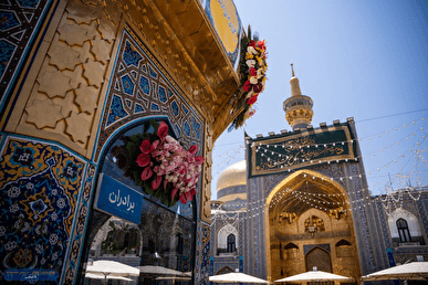 نصب کتیبههای ولادت امام هادی(ع) در حرم مطهر رضوی + فیلم