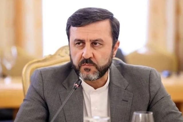 غریبآبادی: اکنون توپ خاتمه جنگ در زمین آمریکاست