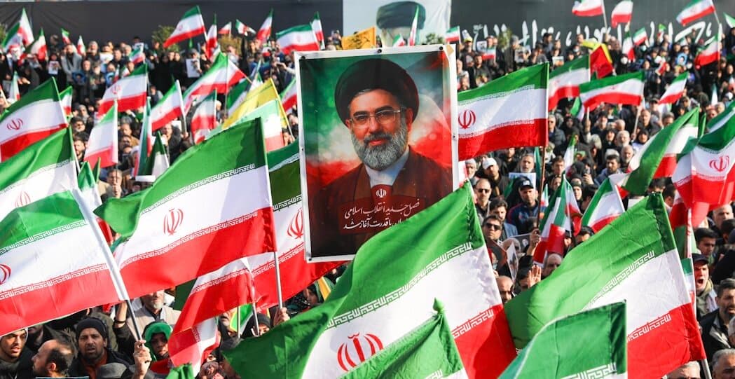 آمریکا دشمن اصلی ملت ایران است پس باید به سابقه بد عهدی آن در میدان دیپلماسی توجه کرد