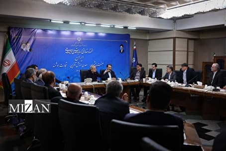 حضور سرزده رئیس جمهور در نشست اصناف و بازاریان/ پزشکیان: اولویت قطعی دولت، جلوگیری از قطع برق و گاز واحدهای تولیدی است