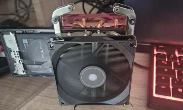 ایده عجیب یک کاربر برای خنک کردن گوشی با کولر CPU جواب داد!